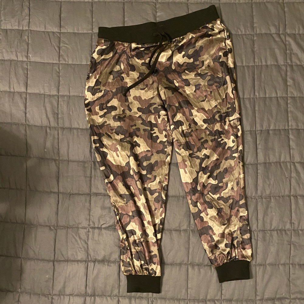 Silky satiny camo joggers.  Sz XL